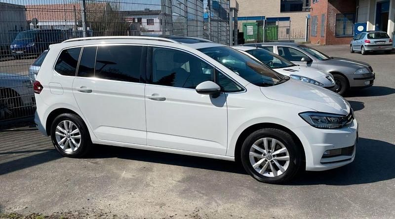 Weiß Gebraucht 2017 VW Touran Highline Van / Kleinbus | 16.500 € (Fairer Preis) - Bild 1/4