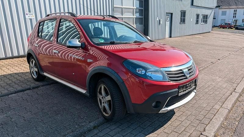 Gebraucht Dacia Sandero 85 PS (62 kW) 2011 Rot Limousine