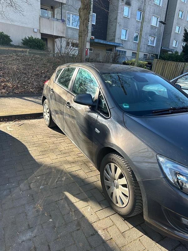 Gebraucht Opel Astra 140 PS (102 kW) 2013 Grau Limousine
