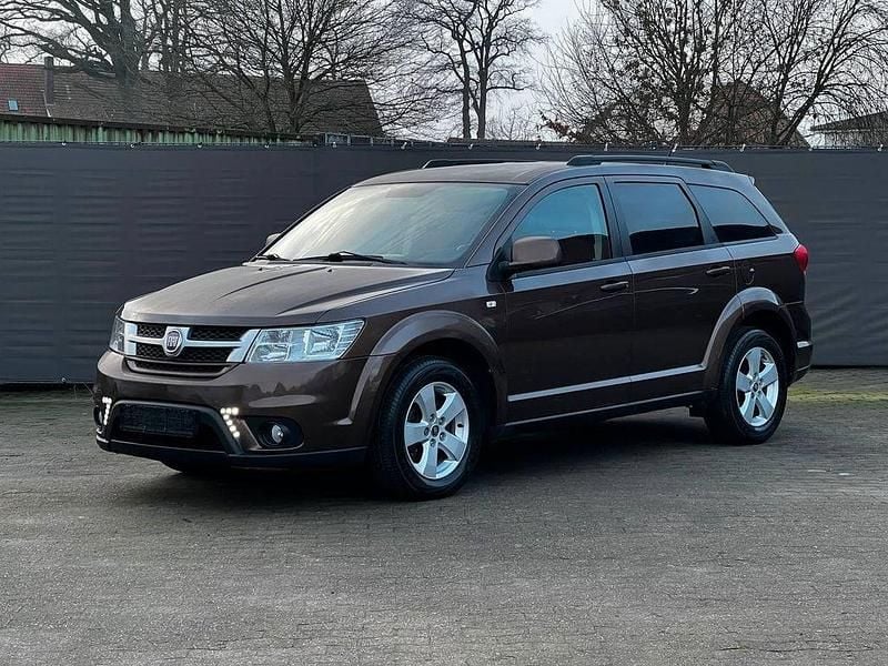 Braun Gebraucht 2012 Fiat Freemont Urban SUV | 7.699 € (Fairer Preis) - Bild 1/4