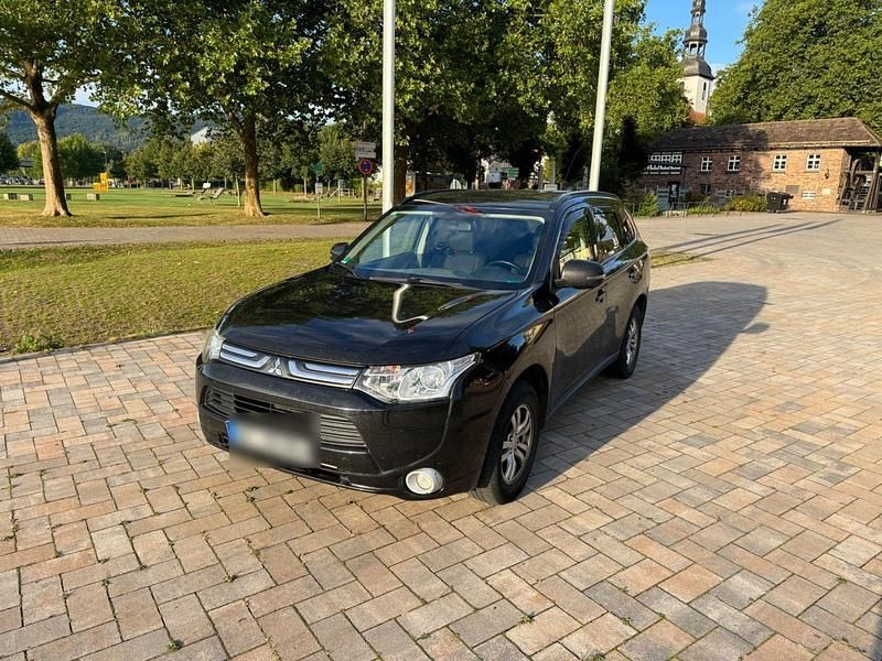Schwarz Gebraucht 2013 Mitsubishi Outlander Intense SUV | 5.490 € (Superpreis) - Bild 1/4