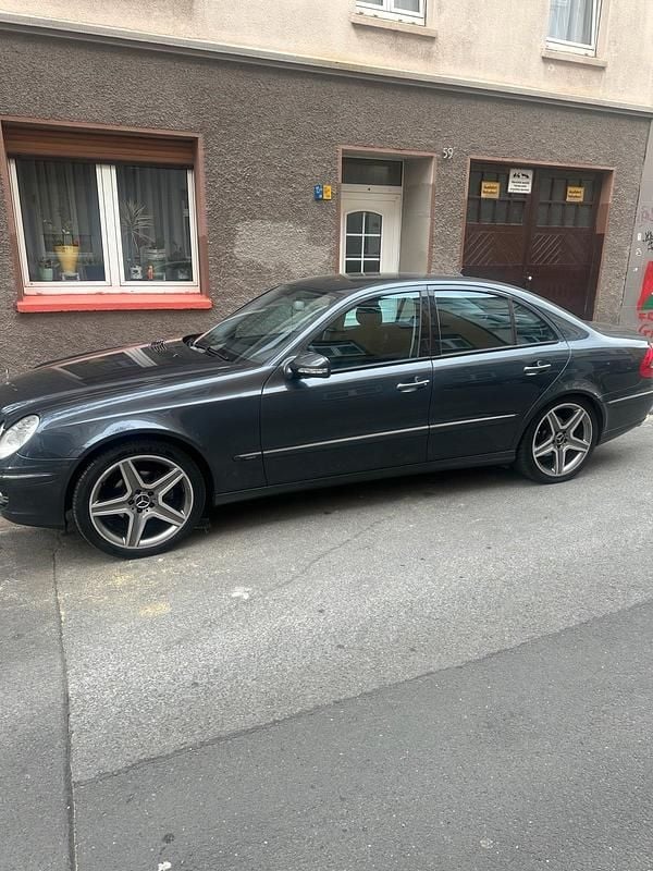 Grau Gebraucht 2008 Mercedes E280 Limousine | 6.500 € (Superpreis) - Bild 1/4