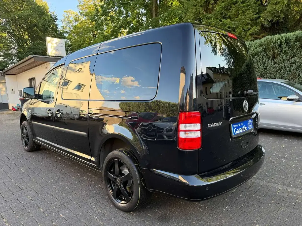 Gebraucht VW Caddy Maxi Life 140 PS (102 kW) 2012 Deep black perleffekt Van / Kleinbus