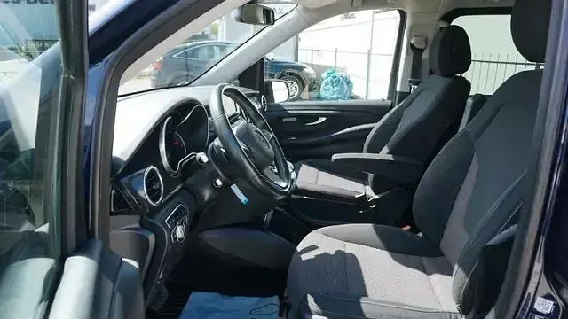 Gebraucht Mercedes V220 Edition 163 PS (119 kW) 2016 Blau Van / Kleinbus