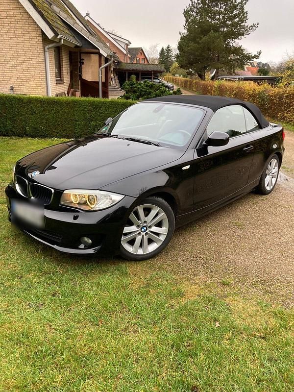 Schwarz Gebraucht 2011 BMW 118 Cabriolet M Sport Cabrio | 10.450 € (Fairer Preis) - Bild 1/4