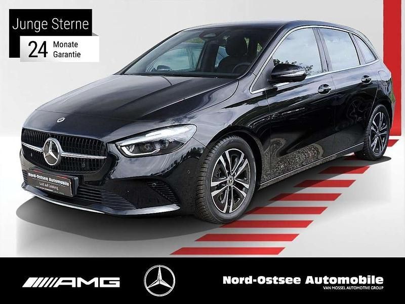 Metalliclack kosmosschwarz Gebraucht 2024 Mercedes B200 Progressive Van / Kleinbus | 31.990 € (Fairer Preis) - Bild 1/4