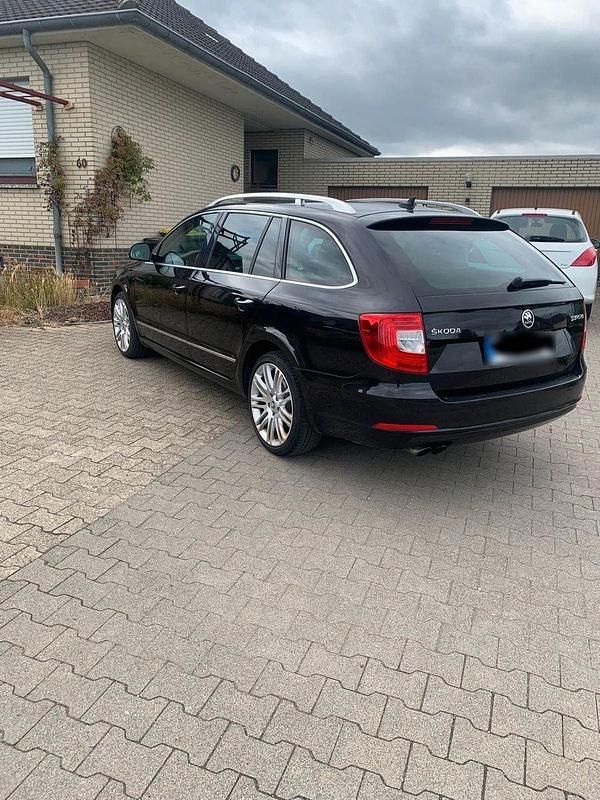 Gebraucht Skoda Superb Elegance 160 PS (117 kW) 2014 Schwarz Kombi