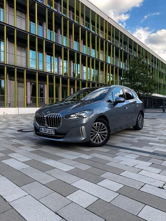 Grau Gebraucht 2022 BMW 220 Active Tourer Sport Line Van / Kleinbus | 29.500 € (Etwas zu teuer) - Bild 1/4