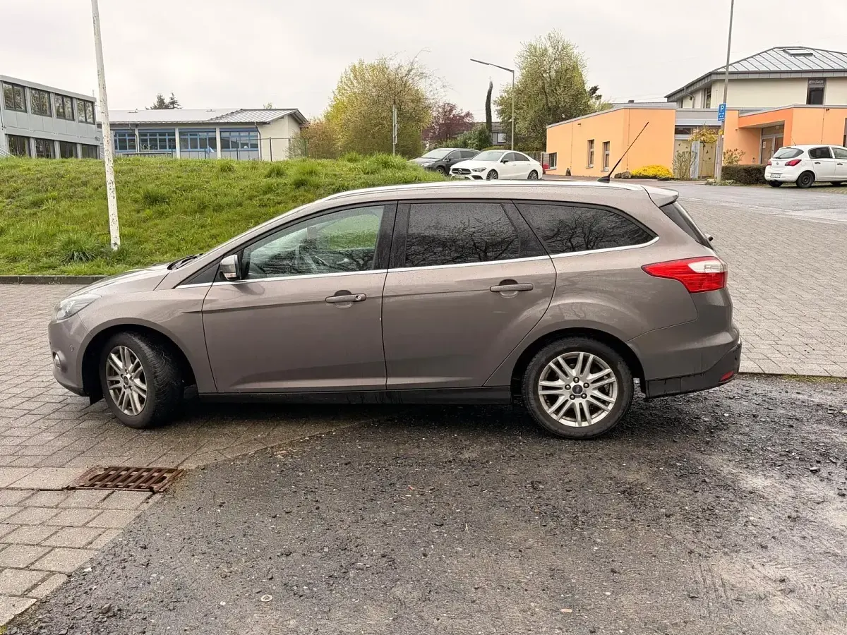Używany Ford Focus SYNC Edition 125 KM (91 kW) 2014 Brązowy Kombi