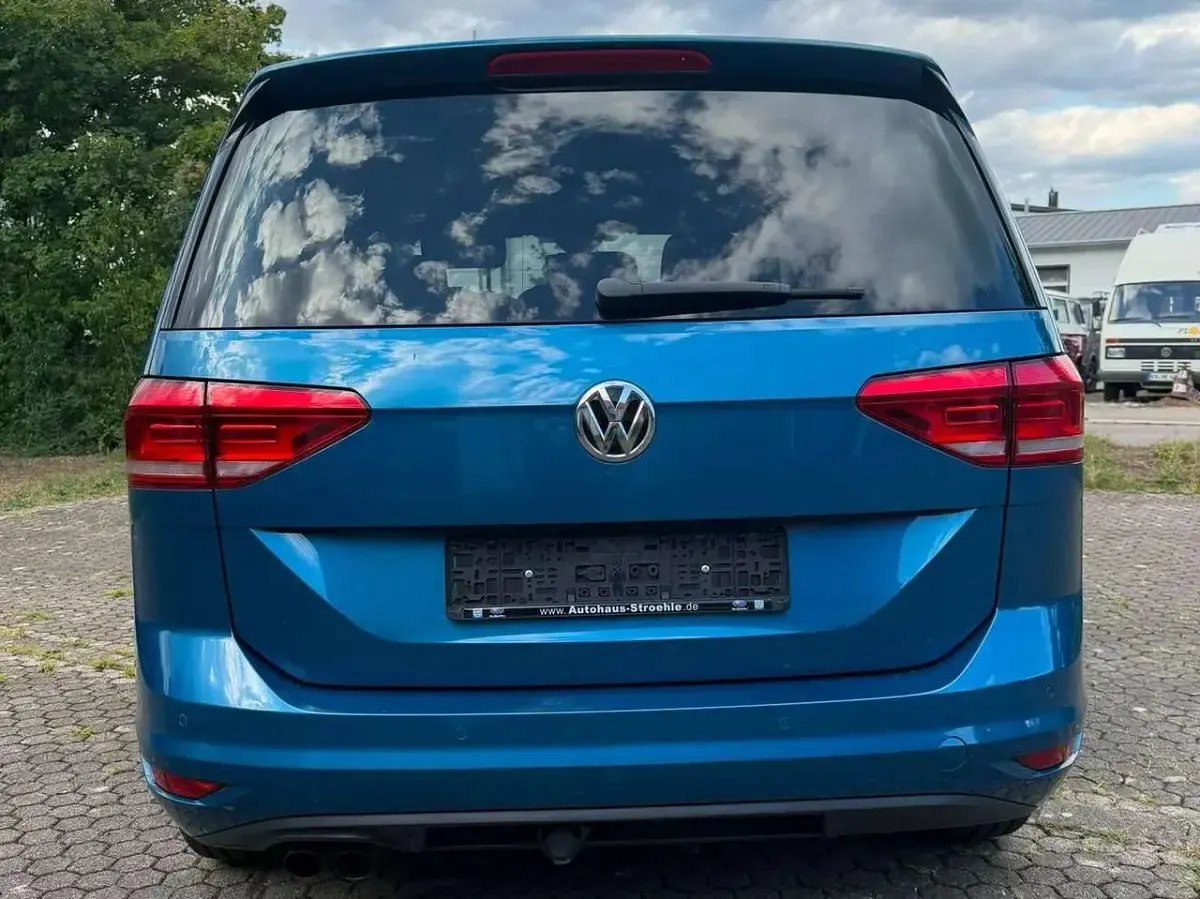 Gebraucht VW Touran Highline 150 PS (110 kW) 2015 Caribbean blue metallic Van / Kleinbus