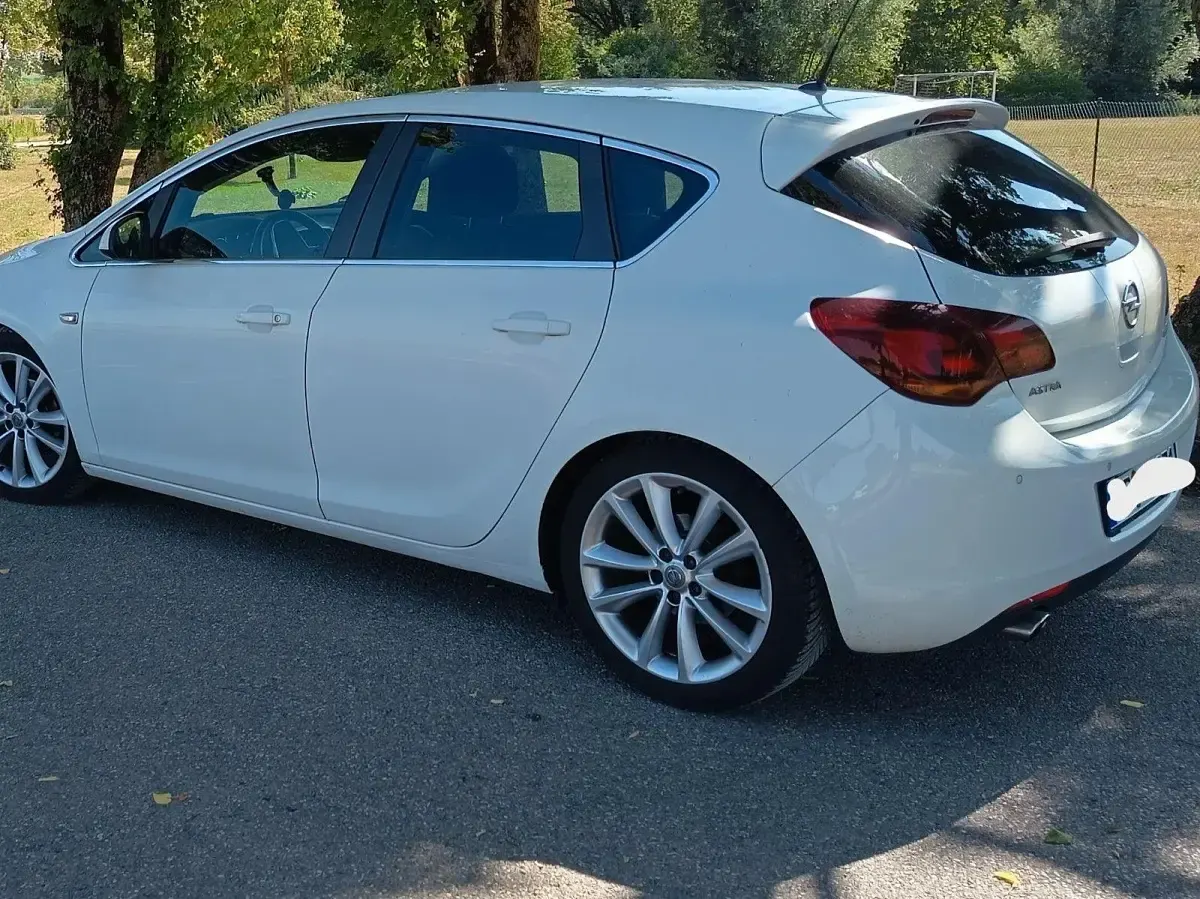 Gebraucht Opel Astra S 140 PS (102 kW) 2011 Weiß Limousine