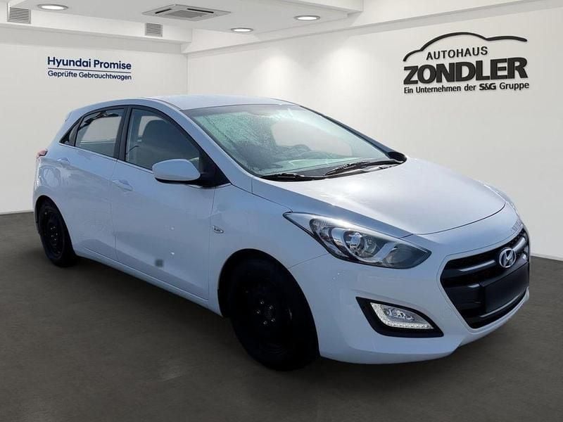Gebraucht Hyundai i30 Trend 101 PS (74 kW) 2016 Weiß Limousine
