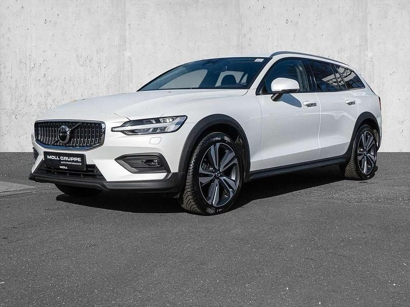 Gebraucht Volvo V60 CC Plus 197 PS (144 kW) 2024 Crystal white pearl / metallic Kombi