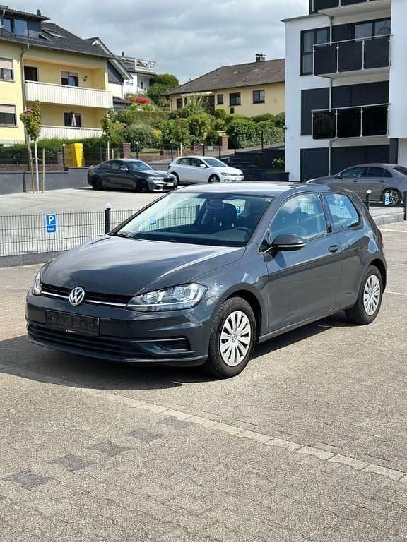 Grau Gebraucht 2018 VW Golf VII Trendline Limousine | 9.890 € (Superpreis) - Bild 1/4