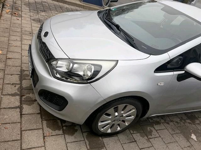 Gebraucht Kia Rio 109 PS (80 kW) 2012 Silber Limousine