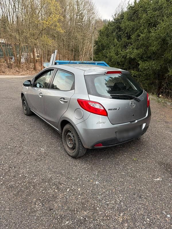 Gebraucht Mazda 2 75 PS (55 kW) 2011 Silber Kleinwagen