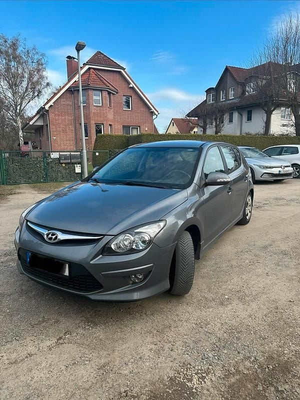 Gebraucht Hyundai i30 90 PS (66 kW) 2011 Grau Kombi