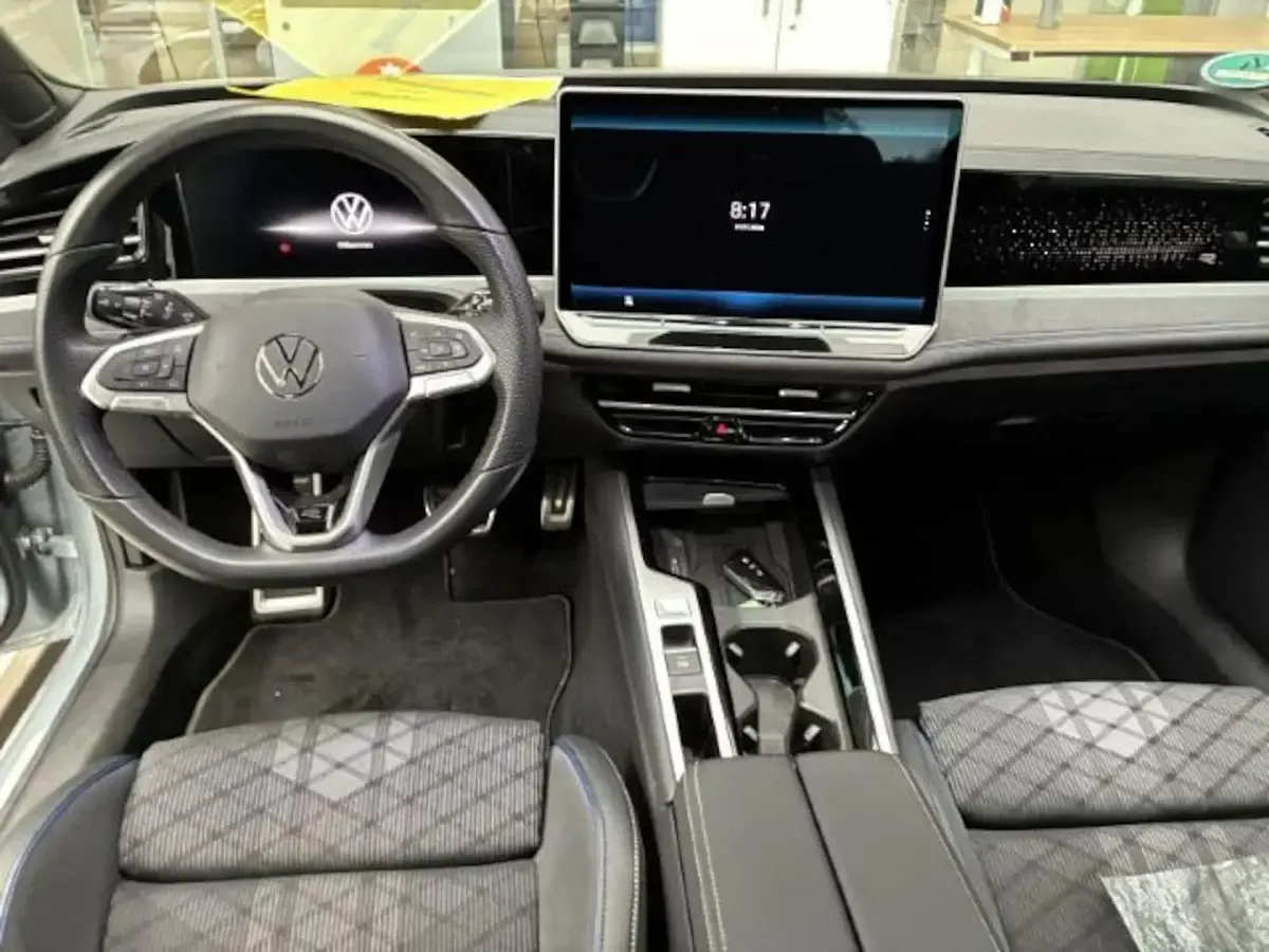 Gebraucht VW Passat R-line 193 PS (141 kW) 2024 Oyster silver metallic Kombi