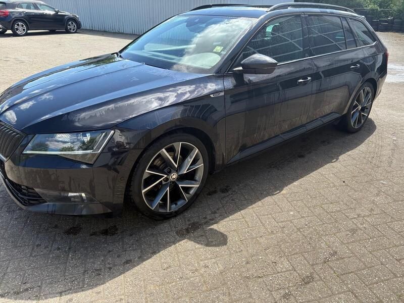 Schwarz Gebraucht 2018 Skoda Superb SportLine Kombi | 13.500 € (Guter Preis) - Bild 1/4