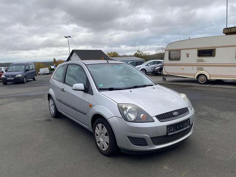 Polarsilber metallic Gebraucht 2008 Ford Fiesta Kleinwagen | 350 € (Superpreis) - Bild 1/4