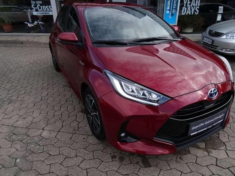 Dach schwarz/fahrzeug rot Gebraucht 2020 Toyota Yaris Hybrid Comfort Limousine | 16.650 € (Fairer Preis) - Bild 1/4