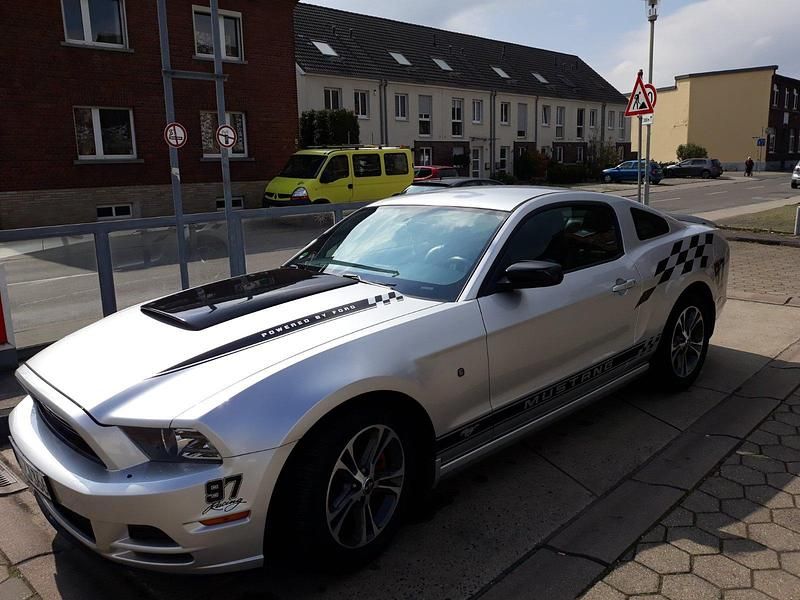 Silber Gebraucht 2013 Ford Mustang Coupé | 16.800 € - Bild 1/4