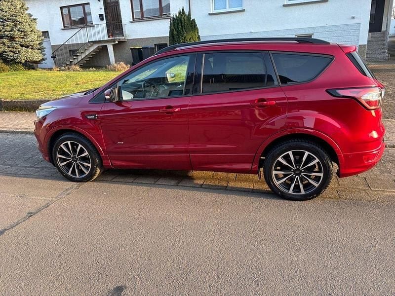Gebraucht Ford Kuga ST-Line 179 PS (131 kW) 2018 Rot SUV