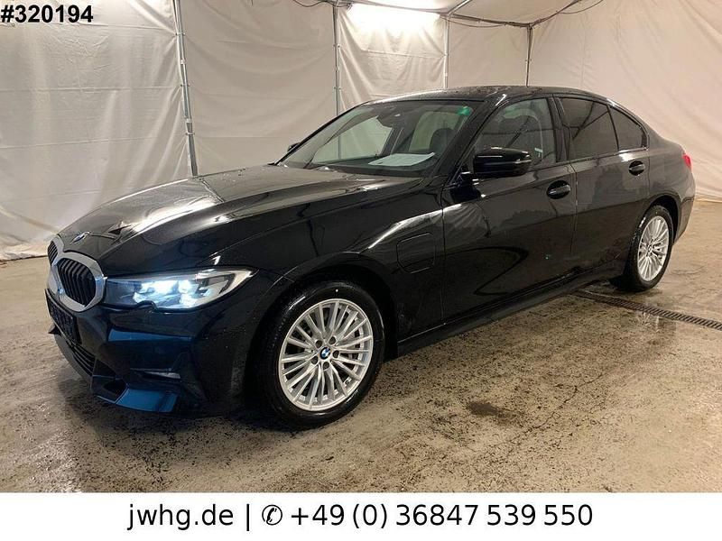 Schwarz ii/bonnet fluid black Gebraucht 2019 BMW 330e Sport Line Limousine | 21.450 € (Fairer Preis) - Bild 1/4