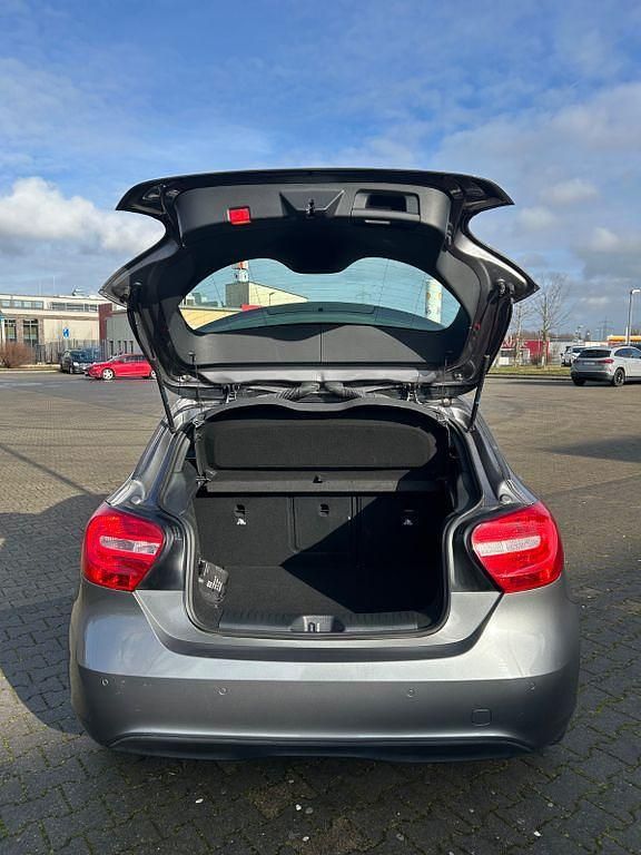 Gebraucht Mercedes A180 122 PS (89 kW) 2014 Grau Limousine