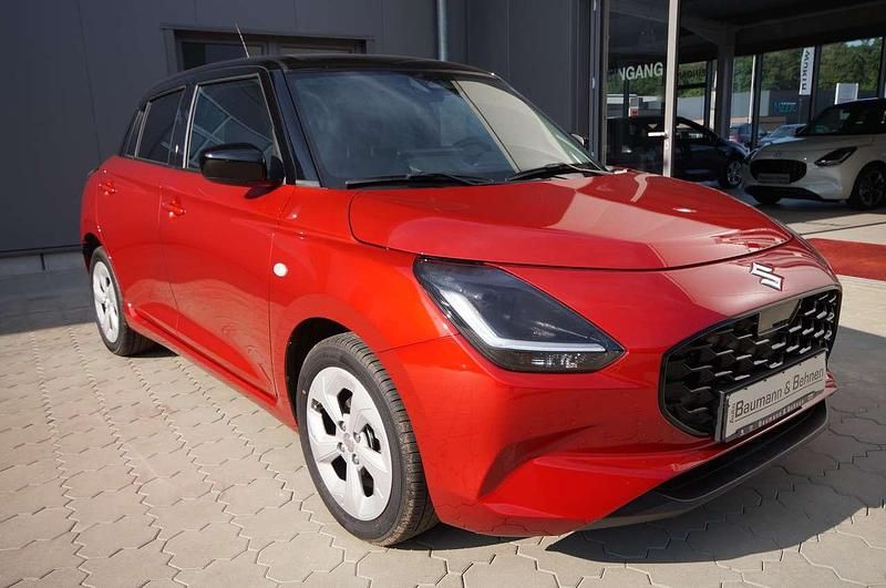 Burning red/super black pearl Gebraucht 2024 Suzuki Swift Comfort Kleinwagen | 18.470 € (Fairer Preis) - Bild 1/4