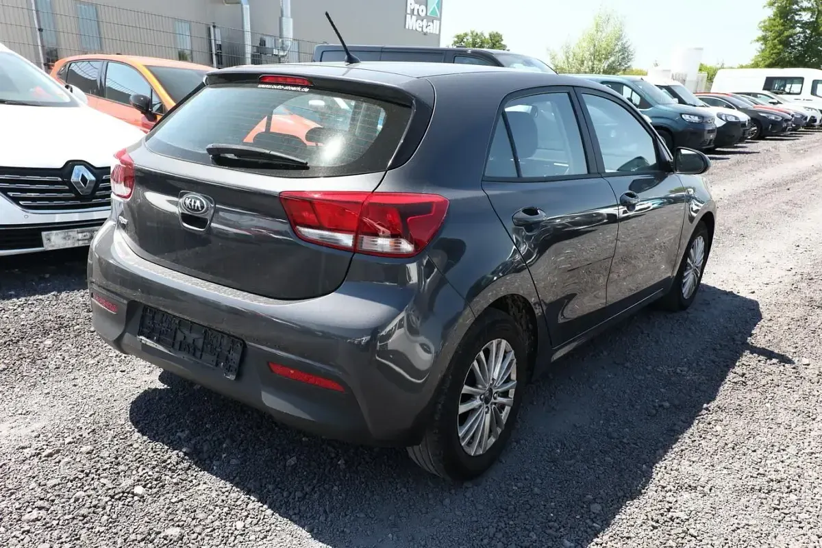 Gebraucht Kia Rio Edition 7 84 PS (61 kW) 2019 Platinim graphite metallic Limousine