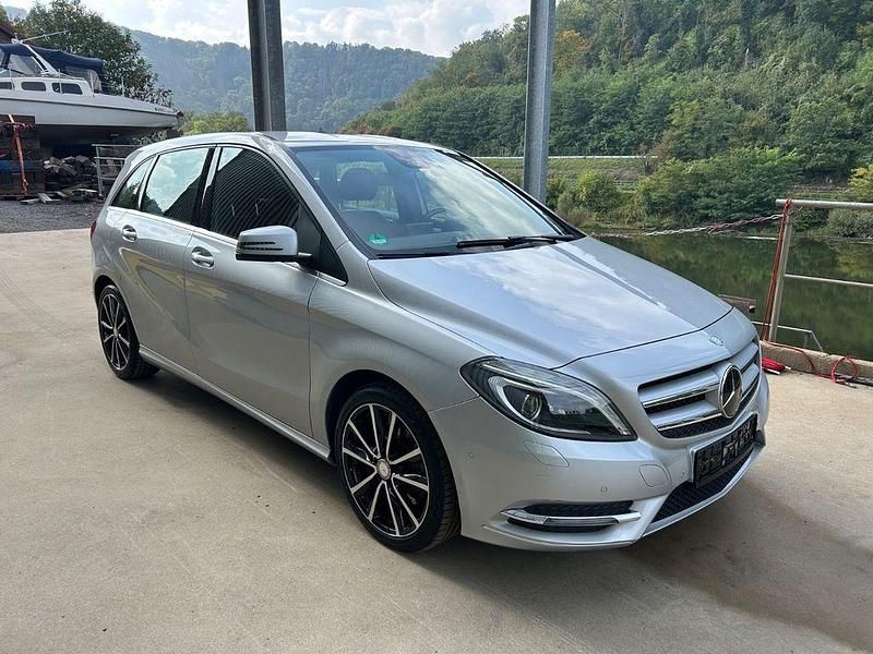 Silber Gebraucht 2014 Mercedes B220 Van / Kleinbus | 13.800 € (Guter Preis) - Bild 1/4