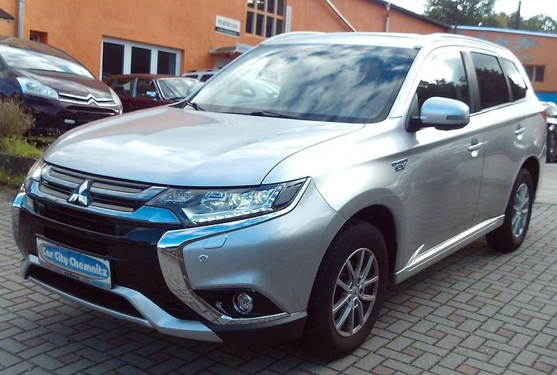 Silber Gebraucht 2017 Mitsubishi Outlander P-HEV Top Kombi | 15.999 € (Superpreis) - Bild 1/4