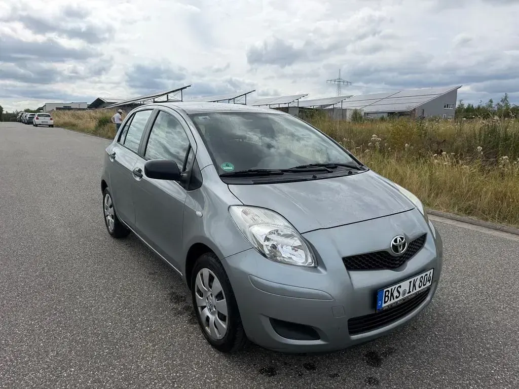 Gebraucht Toyota Yaris 69 PS (50 kW) 2010 Grau Kleinwagen