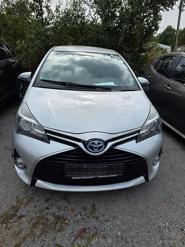 Silber Gebraucht 2015 Toyota Yaris Hybrid Comfort Kleinwagen | 8.200 € (Fairer Preis) - Bild 1/1