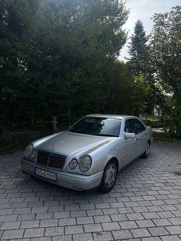 Silber Gebraucht 1998 Mercedes E240 Limousine | 2.700 € (Guter Preis) - Bild 1/4