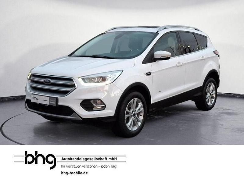Weiß Gebraucht 2017 Ford Kuga Titanium SUV | 16.420 € (Etwas zu teuer) - Bild 1/4