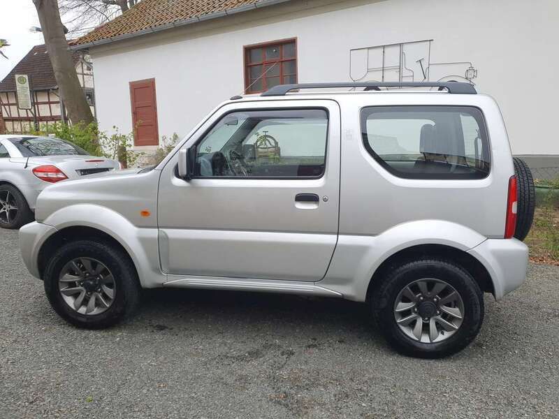 Silber Gebraucht 2012 Suzuki Jimny Comfort SUV | 8.888 € (Superpreis) - Bild 1/4