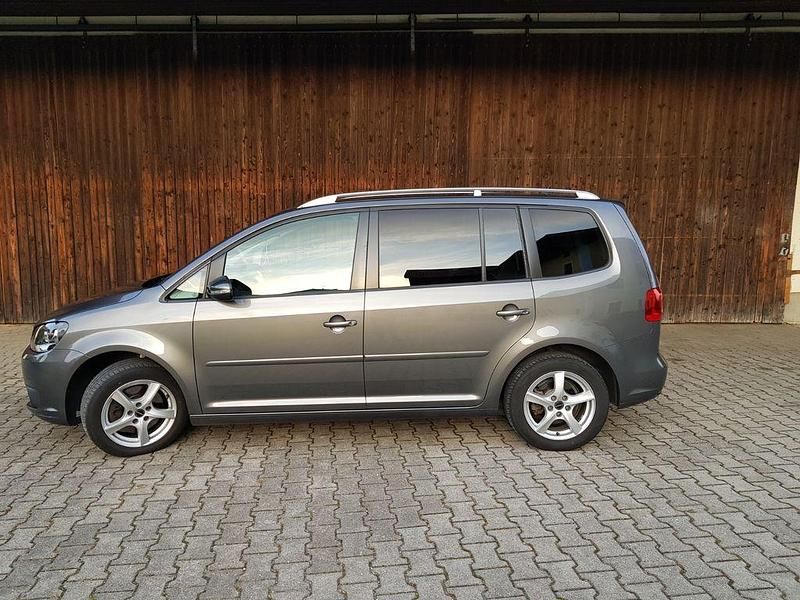 Grau Gebraucht 2013 VW Touran Comfortline Van / Kleinbus | 5.900 € (Superpreis) - Bild 1/4