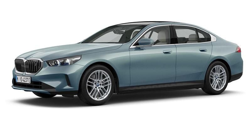 Grün Gebraucht 2024 BMW i5 Comfort Edition Limousine | 63.787 € (Etwas zu teuer) - Bild 1/4