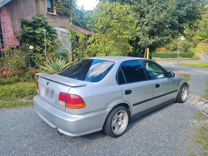Gebraucht Honda Civic 115 PS (84 kW) 1999 Silber Limousine