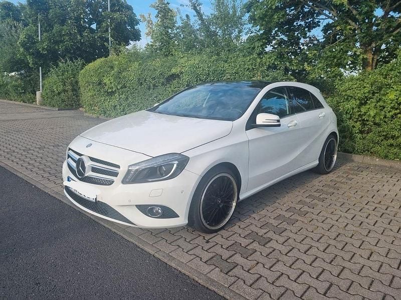 Weiß Gebraucht 2014 Mercedes A180 Style Limousine | 10.990 € (Guter Preis) - Bild 1/4