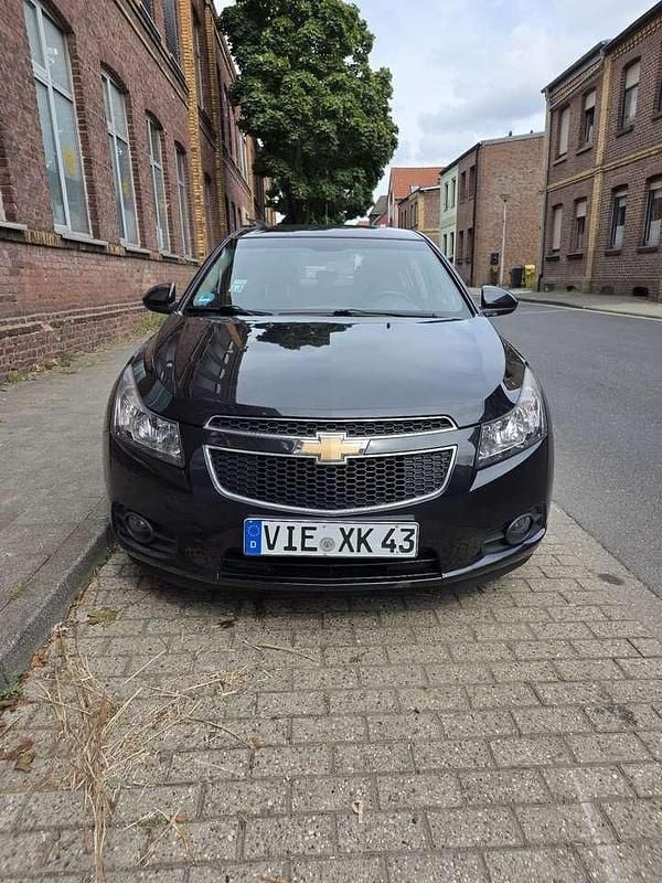 Schwarz Gebraucht 2011 Chevrolet Cruze LT Limousine | 1.950 € - Bild 1/4