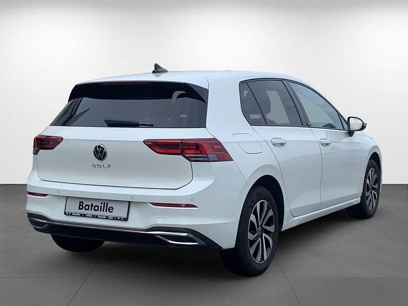 Gebraucht VW Golf VIII Active 131 PS (96 kW) 2023 Weiß Limousine