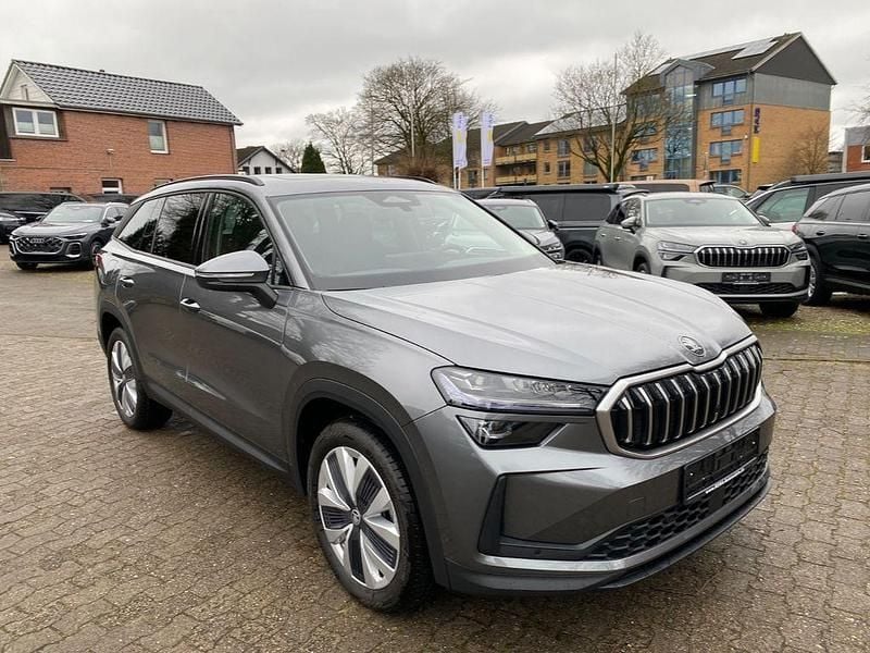 Grau Neu 2025 Skoda Kodiaq Selection SUV | 46.480 € (Guter Preis) - Bild 1/4