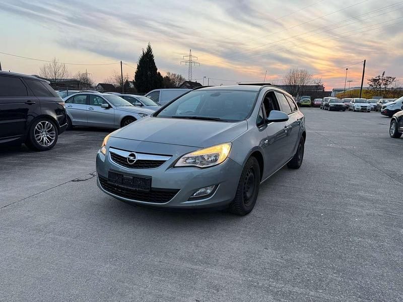 Gebraucht Opel Astra Edition 110 PS (80 kW) 2011 Silbersee/perl silber (m2) Kombi