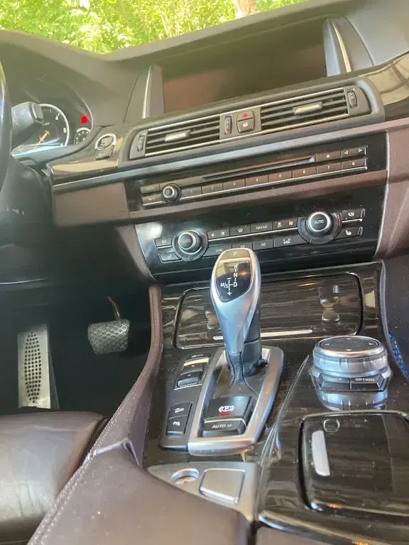 Gebraucht BMW 530 Sport Line 258 PS (189 kW) 2014 Weiß Limousine