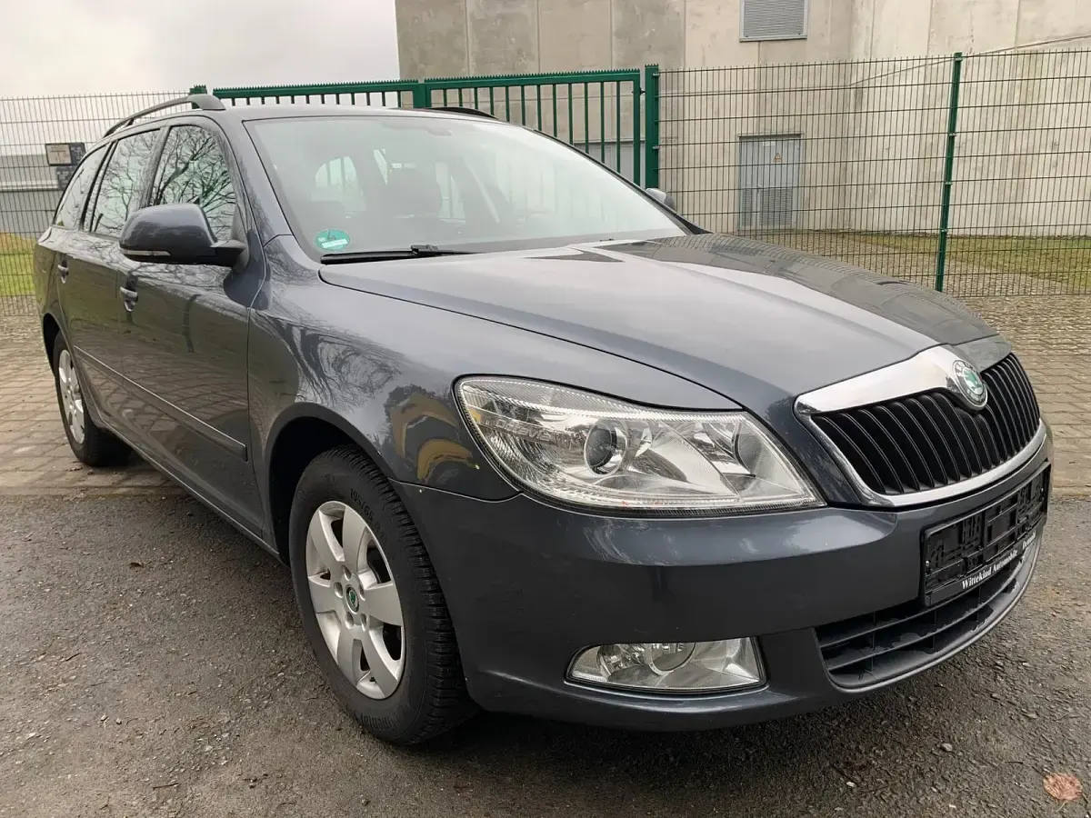 Gebraucht Skoda Octavia 105 PS (77 kW) 2011 Grau Kombi