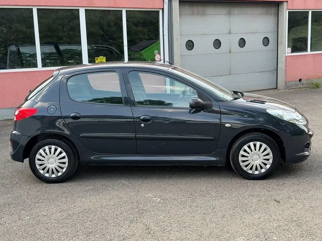 Gebraucht Peugeot 206+ Basis 60 PS (44 kW) 2010 Grau Kleinwagen