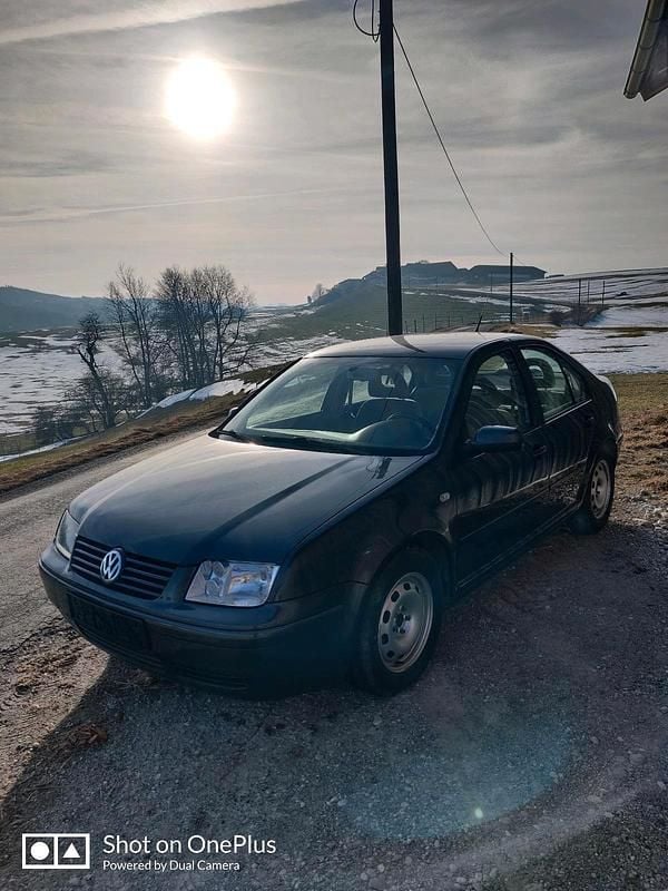 Grau Gebraucht 2000 VW Bora Limousine | 2.600 € (Etwas zu teuer) - Bild 1/4